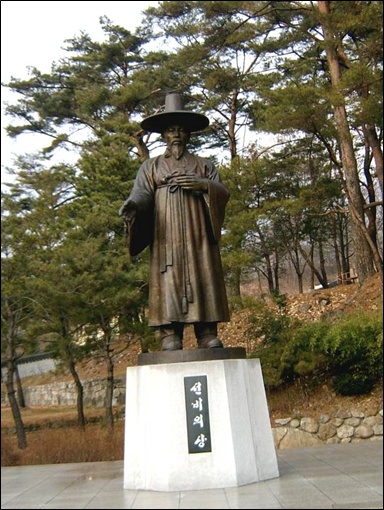 문경새재 입구 오른편에 서 있는 선비상 